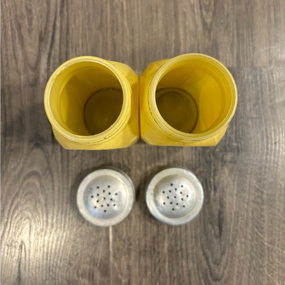 Vintage Hocking Shaker Set Flour Sugar Yellow Fired On Art Deco Range - Picture 6 of 15